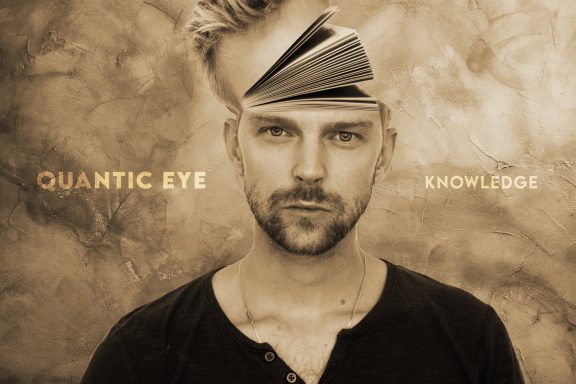 Portrait d'homme avec des éléments de tête stylisés et le texte "QUANTIC EYE" et "KNOWLEDGE".