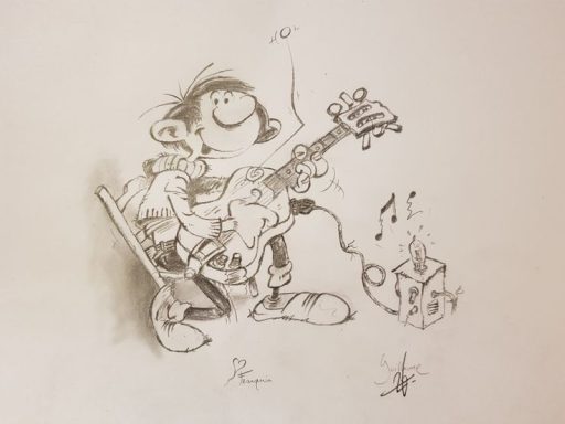 Un enfant joyeux jouant de la guitare avec des notes de musique autour de lui.