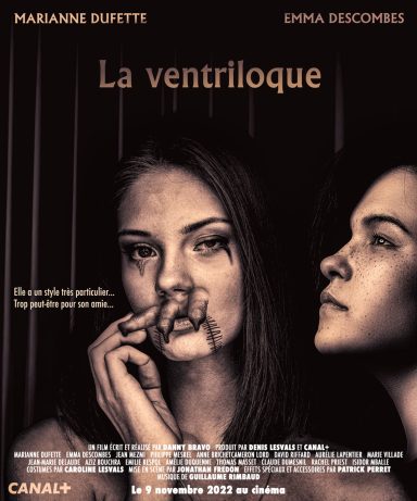 Affiche du film "La ventriloque" avec deux femmes en réflexion, l'une fumant.