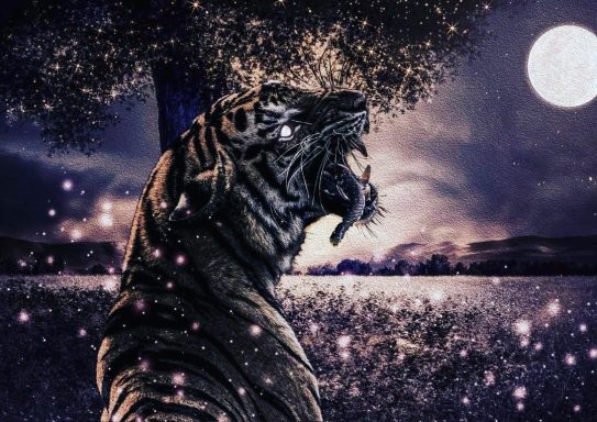 Tigre rugissant sous une pleine lune, entouré d'une atmosphère féérique.