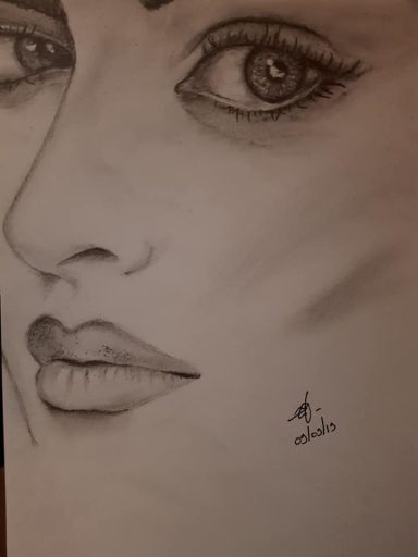 Portrait en noir et blanc d'un visage féminin avec des traits détaillés et expressifs.