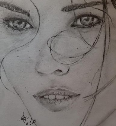 Portrait d'une femme avec des cheveux ondulés et un regard intense, traits délicats.