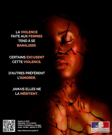 Femme au visage marqué par des fissures symbolisant la violence et la souffrance.