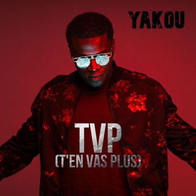 Homme avec lunettes de soleil, en veste noire, sur fond rouge, avec le texte "TVP (T'en vas plus)"