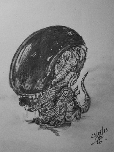 Créature extraterrestre avec une tête d'ombre et des détails organiques complexes.