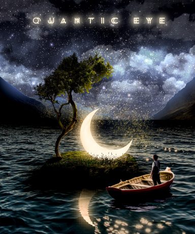 Un homme dans une barque contemple une lune brillante au-dessus d'un lac étoilé.
