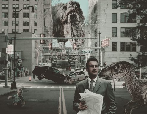 Un homme en costume se tient au milieu d'une rue, entouré de créatures géantes.
