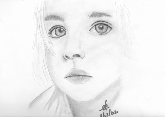 Portrait d'une jeune fille avec de grands yeux, esquisse au crayon noir.